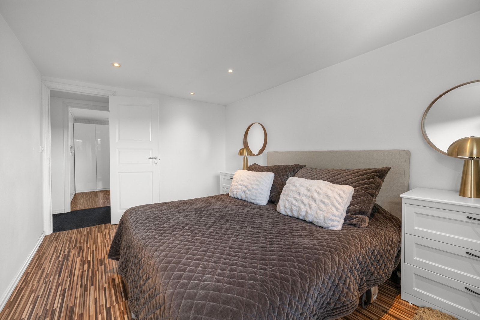 Det er god plass til dobbeltseng med tilhørende møblement Galleribilde