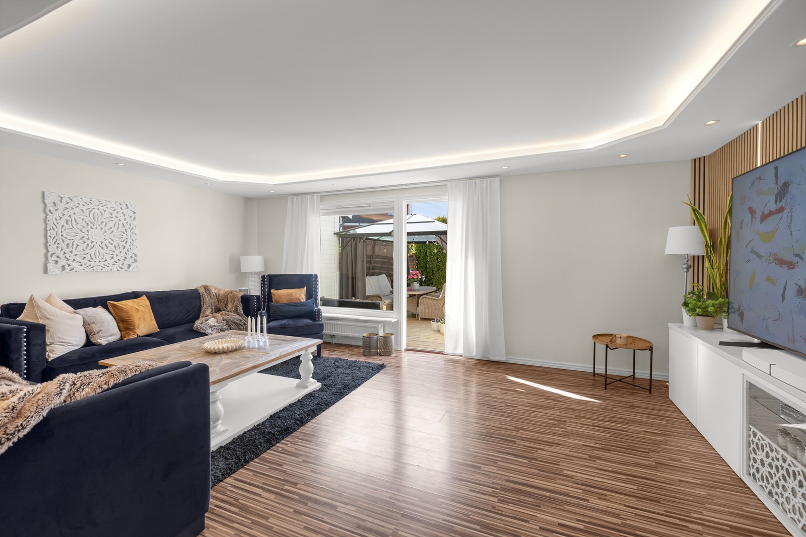 Stuen er lys og enkel å møblere Galleribilde