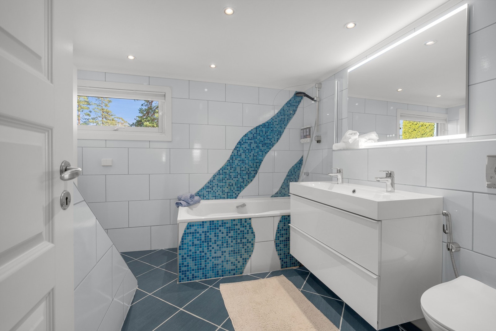 Pent, flislagt baderom med badekar Galleribilde