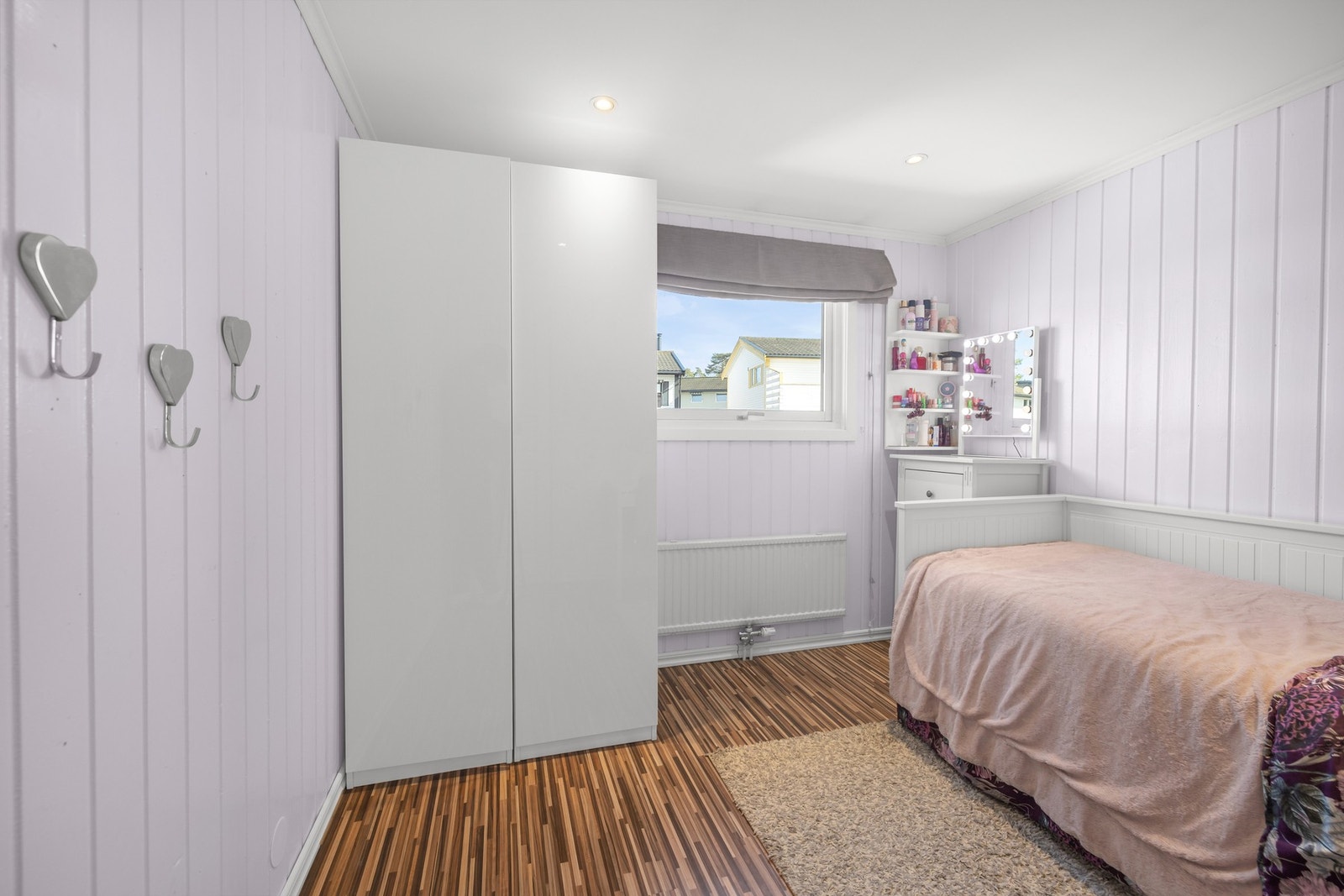 Det er vannbåren oppvarming med radiator på alle soverom Galleribilde