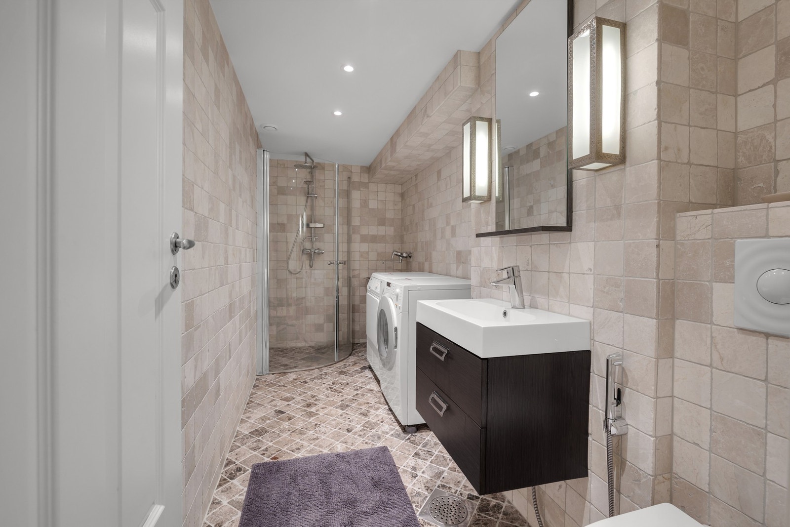 Baderom fra 2009 med opplegg for vaskemaskin og tørketrommel Galleribilde