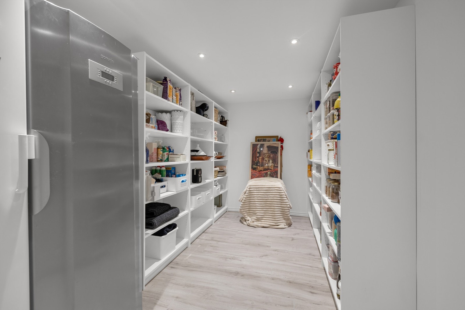 Stor innvendig bod for ekstra oppbevaring Galleribilde