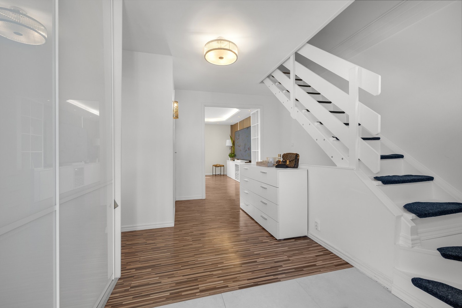 Innbydende entré, med god plass til oppbevaring av yttertøy Galleribilde