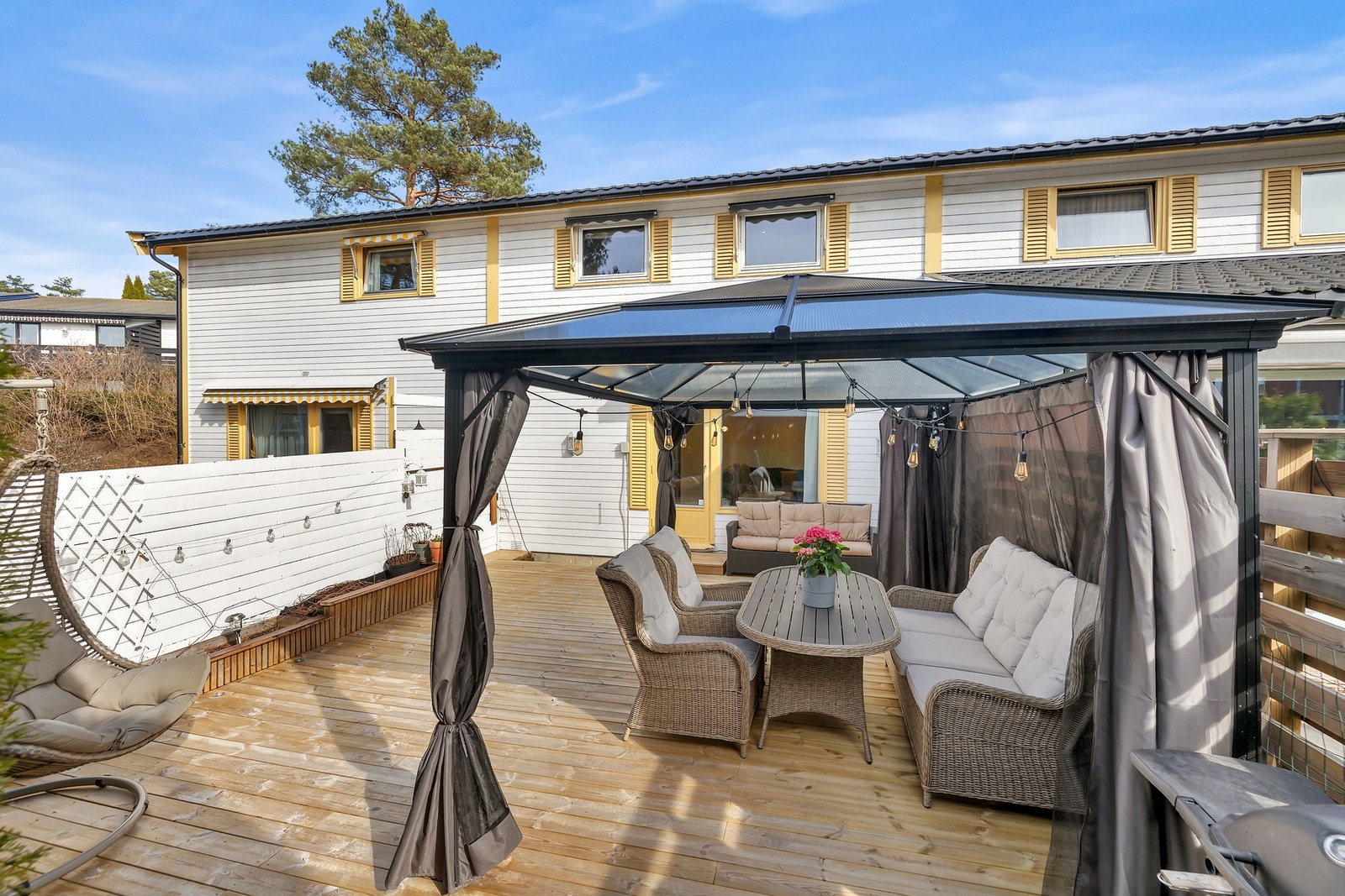 Terrassen vender mot vest og byr på ypperlige solforhold Galleribilde