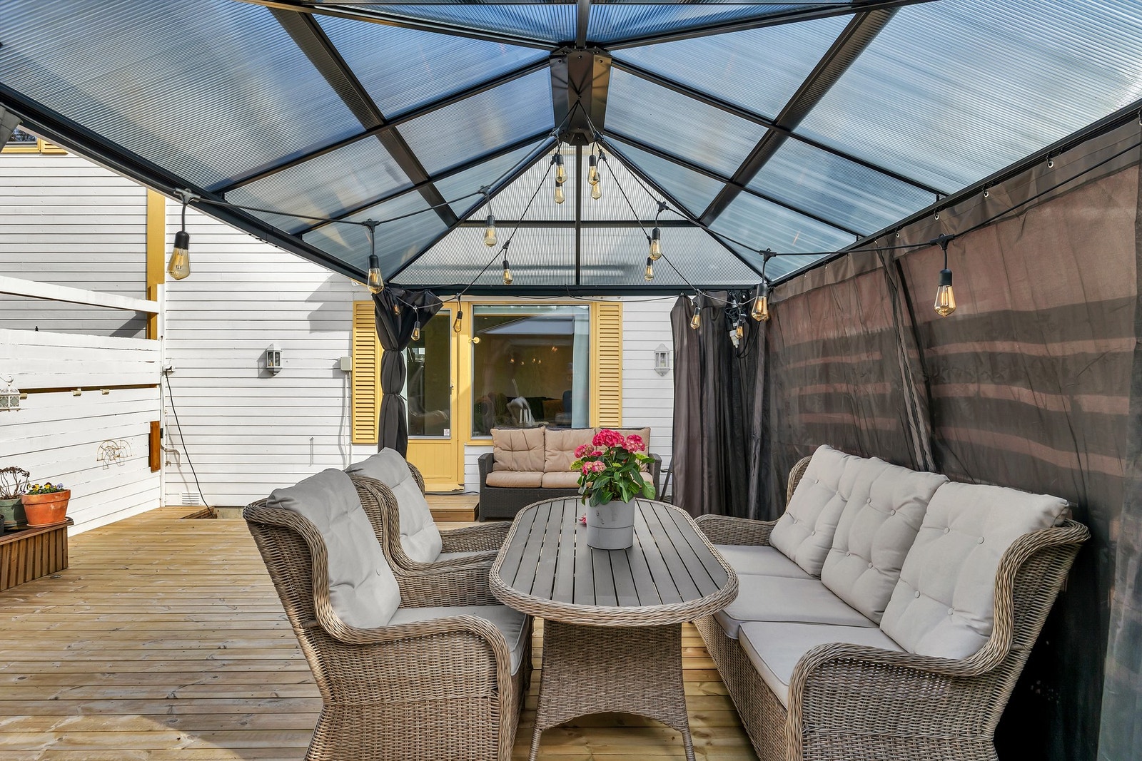 Flott pergola hvor man kan sitte ute selv på regnværsdager Galleribilde