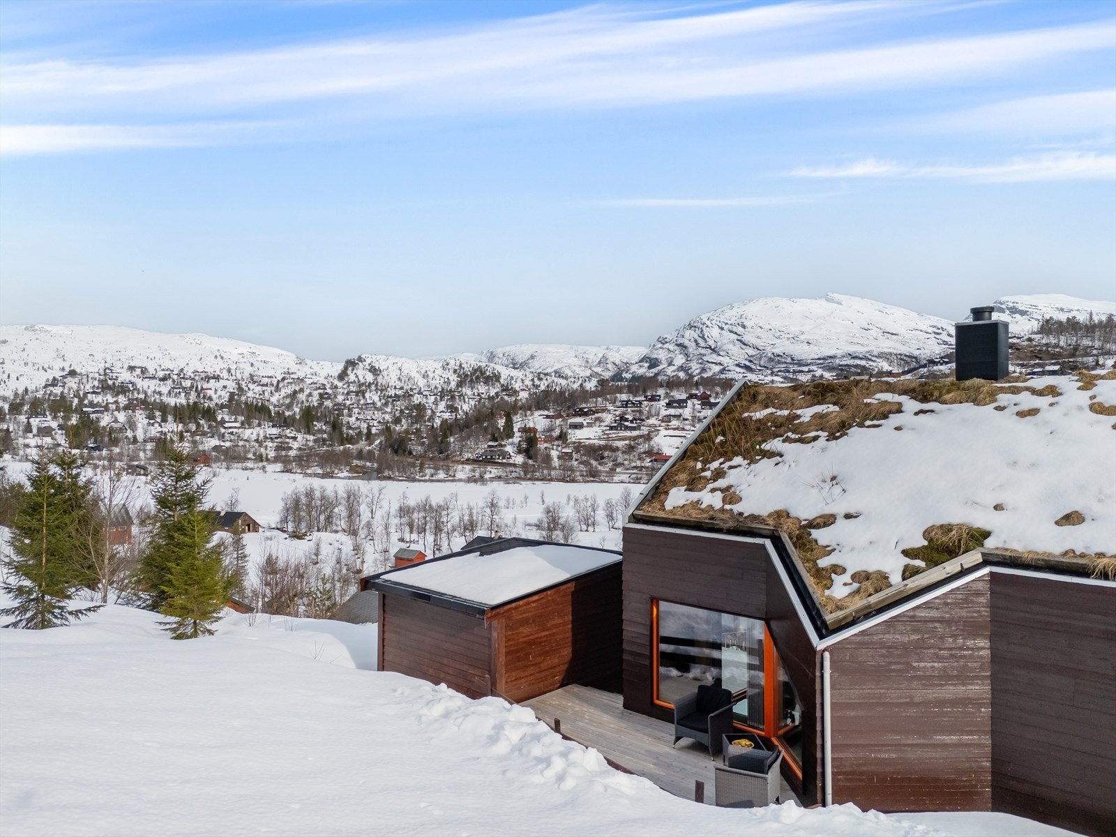 - Hytten ligger idyllisk til i rolige og vakre omgivelser, omgitt av natur som kontinuerlig endrer seg med årstidene - Galleribilde