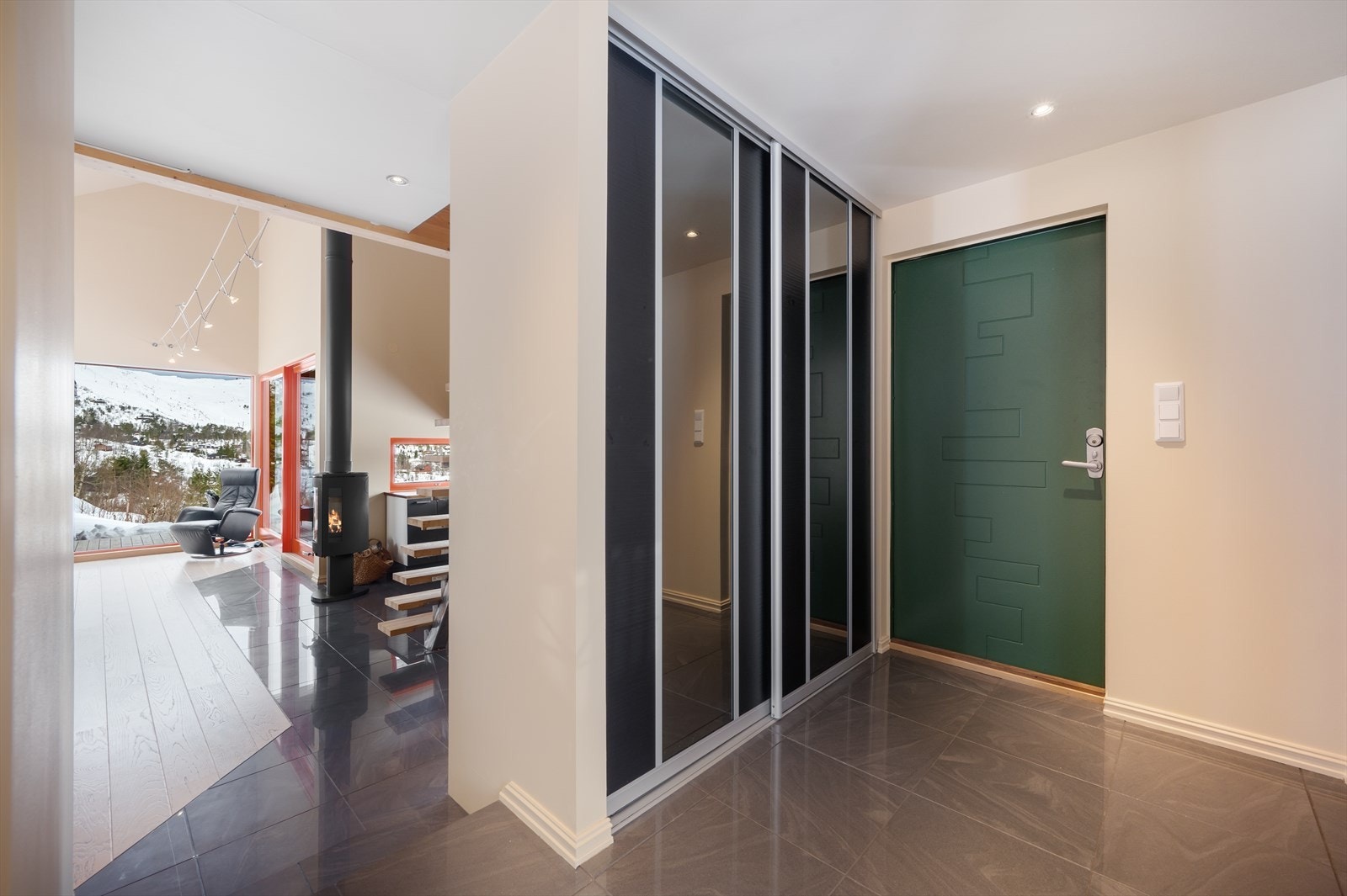 - Oppbevaringsmuligheter med skyvedørsgarderobe i entréen - Galleribilde