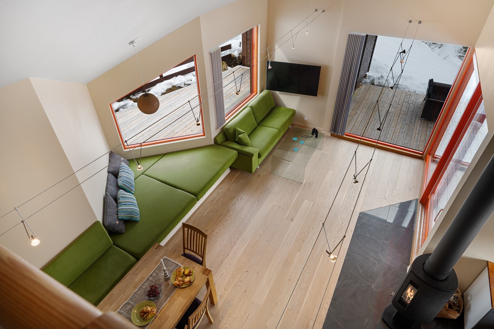 - Norheimsund og Hardangerfjorden ligger heller ikke langt unna, ca. 12 minutter med bil. Norheimsund har et godt utvalg av matbutikker, vinmonopol, restauranter, kafeer, lokale butikker og Straumen kjøpesenter - Galleribilde