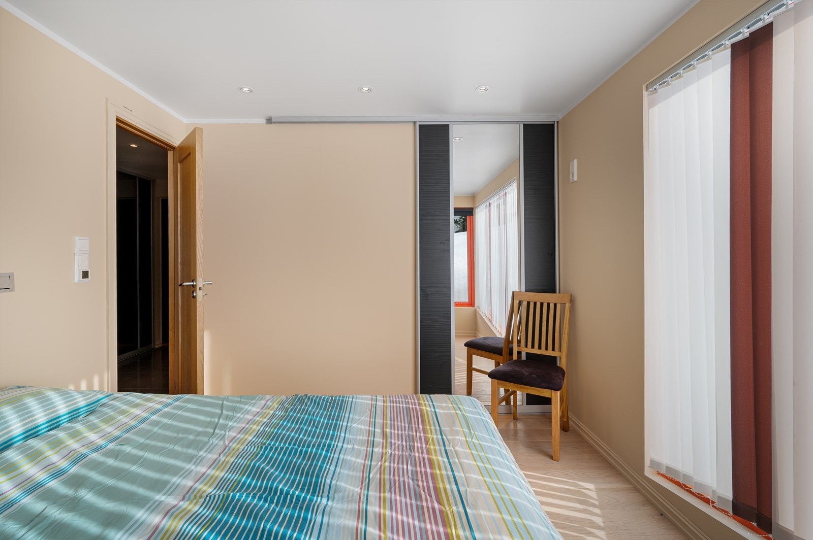 - Spotter i taket og lune fargevalg gir et moderne preg - Galleribilde