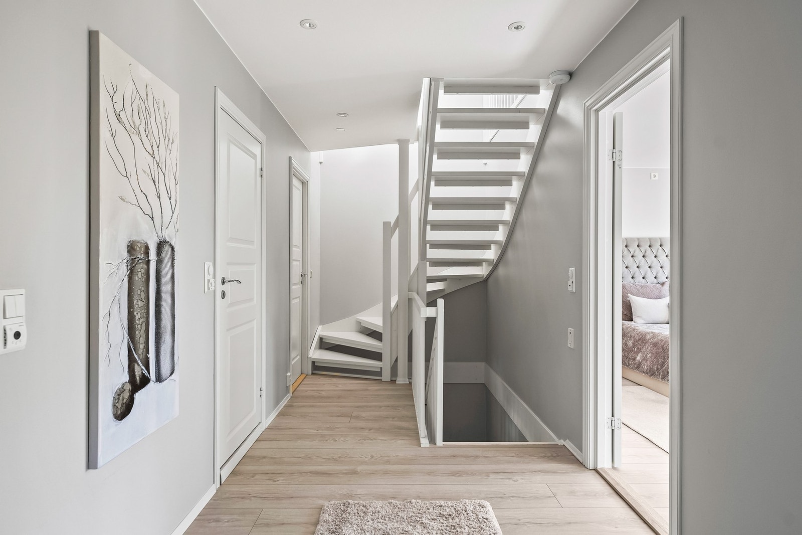 Hall/trapp mellom etasjene. Galleribilde