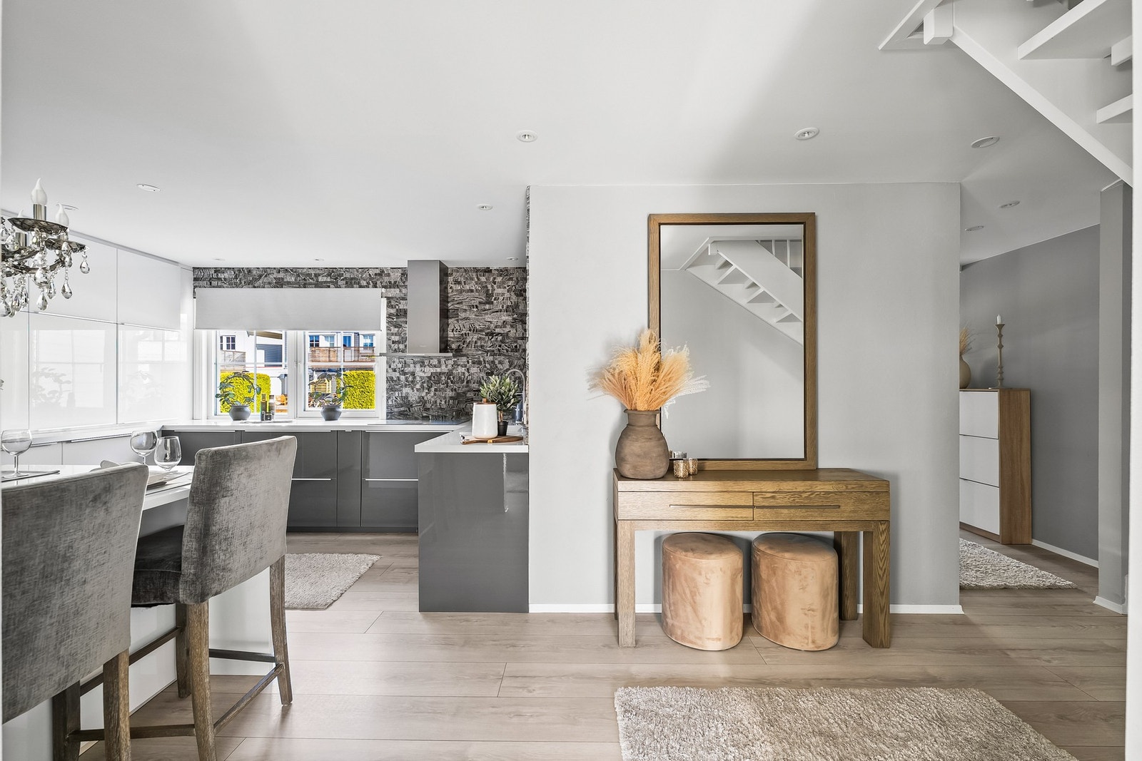 Boligen har gjennomgående standard med laminat på gulv og malte overflater i moderne, tidsriktige fargevalg. Galleribilde