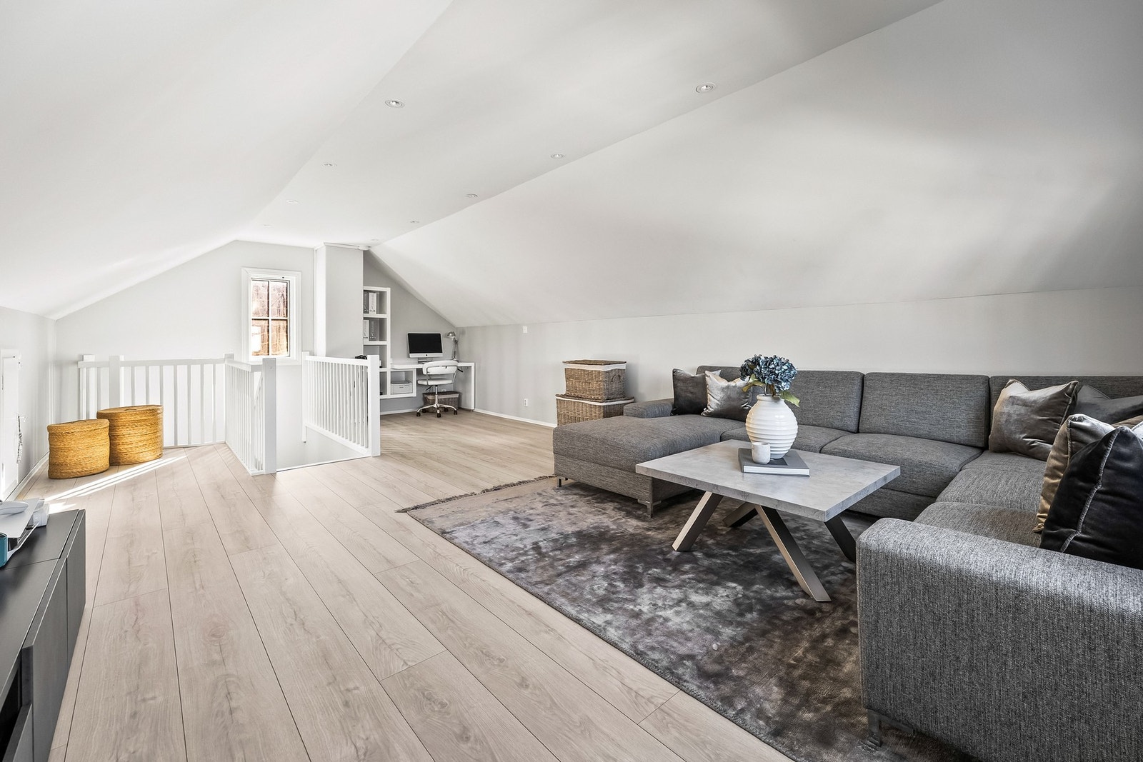Loftetasjen er innredet som en hyggelig og innbydende loftstue med mange bruksmuligheter. Galleribilde