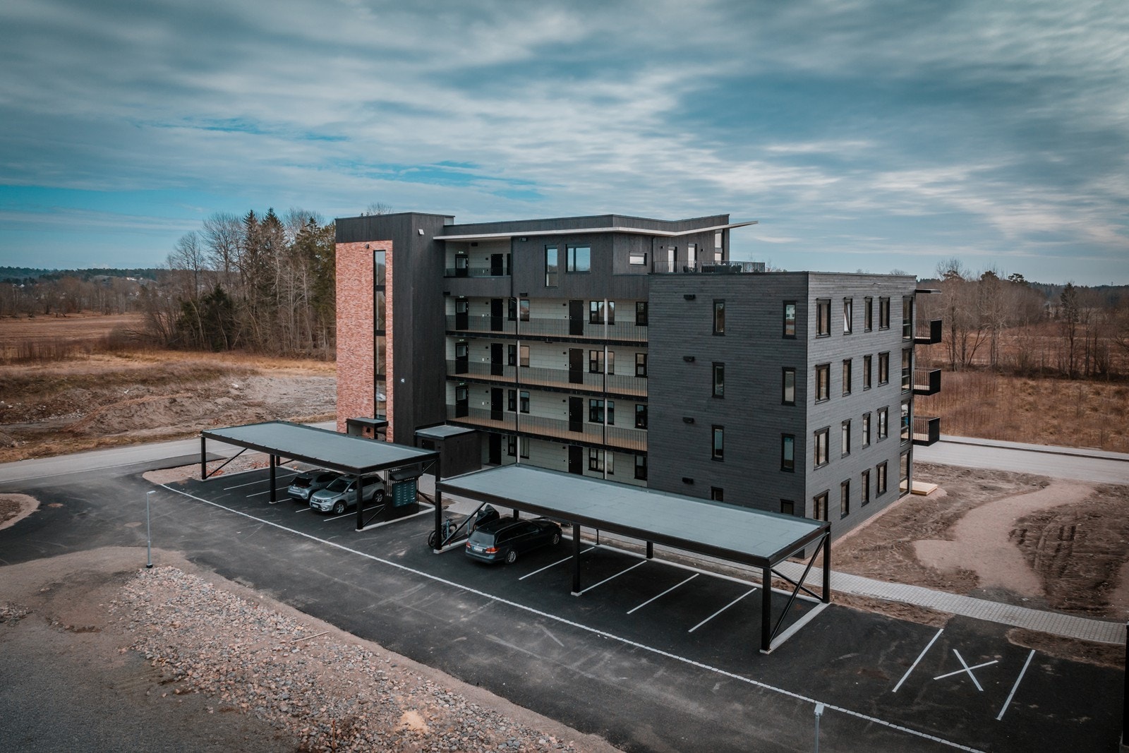 Utenfor har du egen parkeringsplass med carport Galleribilde