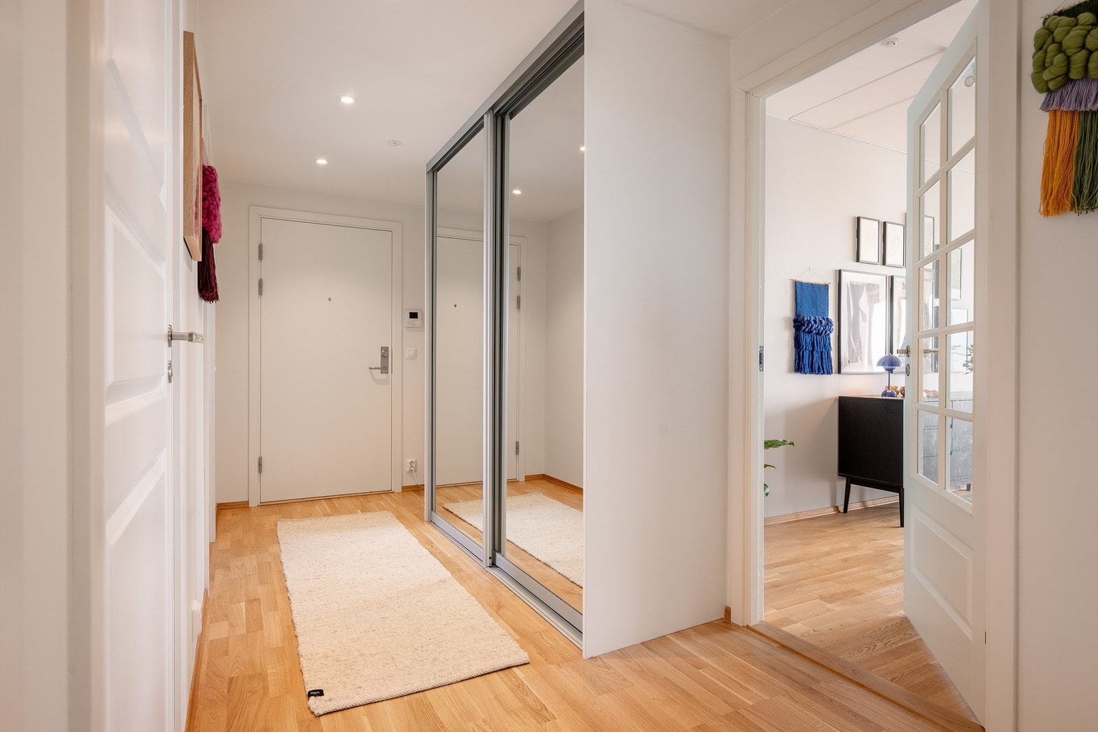 Fra entréen er det videre adkomst til alle boligens øvrige rom, noe som understreker den gode planløsningen Galleribilde