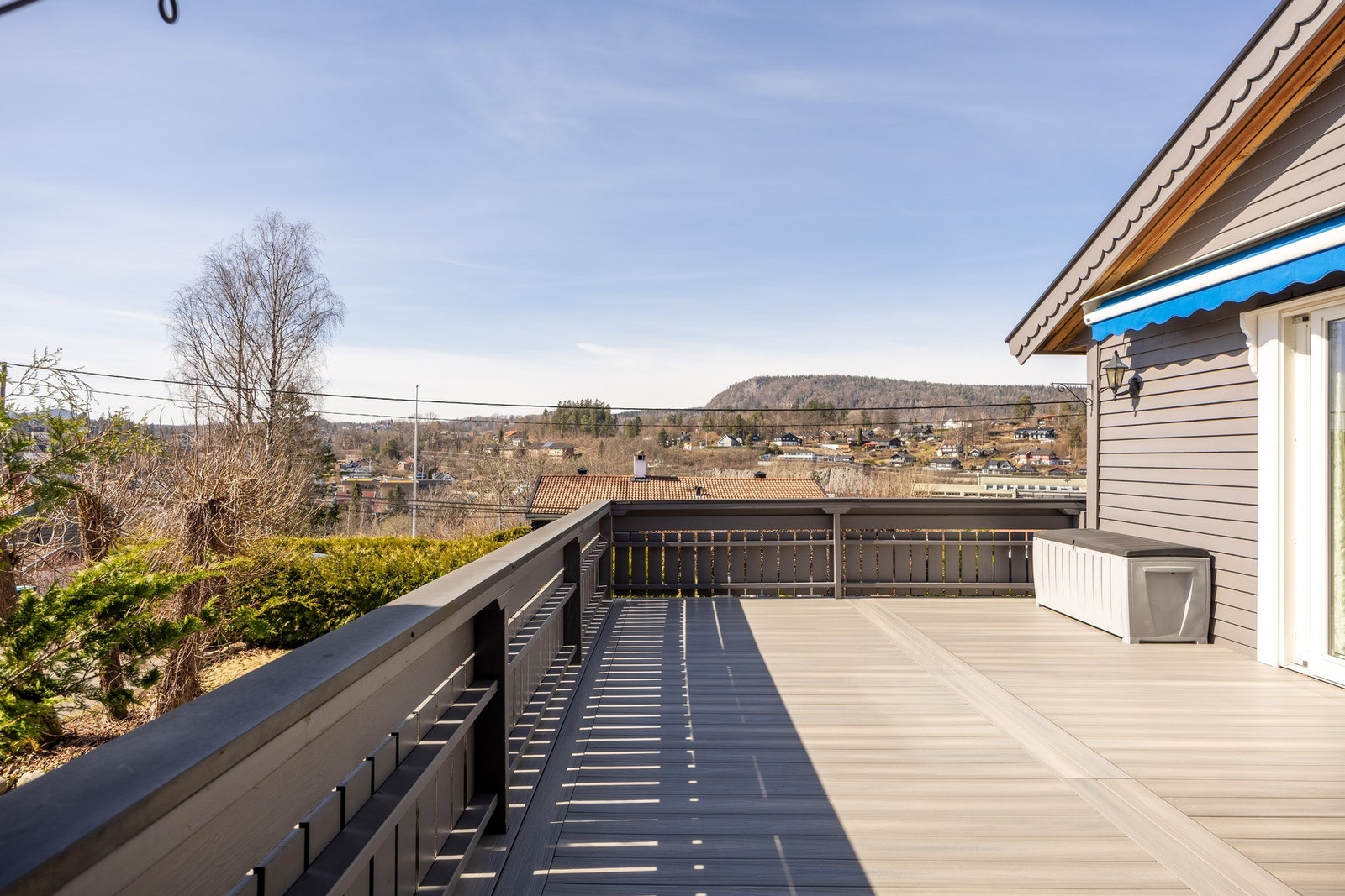 Terrassen har god plass til ønsket utemøblement. Galleribilde
