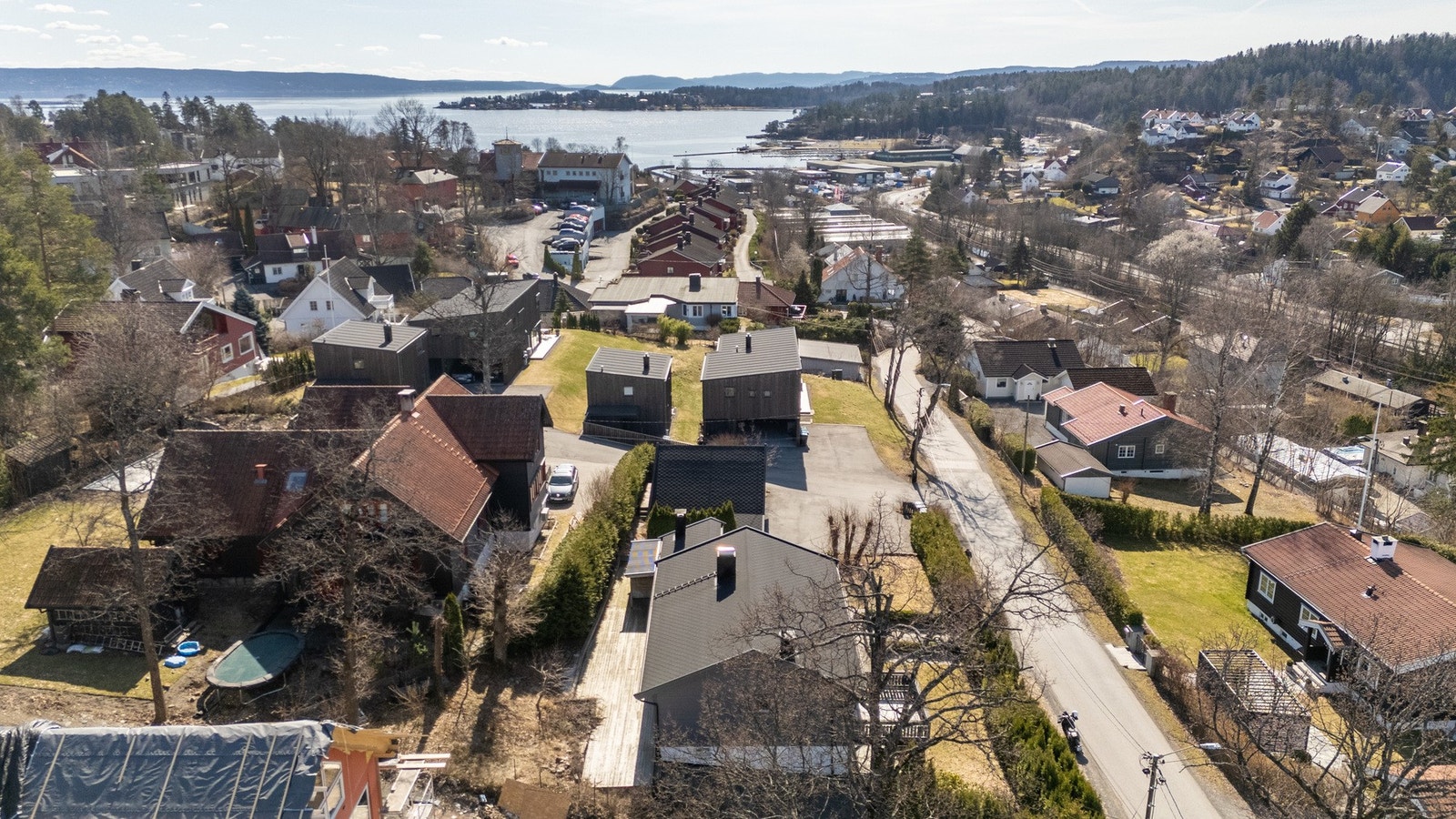 Beliggenhet i et rolig og svært barnevennlig boligområde med godt bomiljø og gangavstand til skoler, barnehager og ulike fritidstilbud. Galleribilde