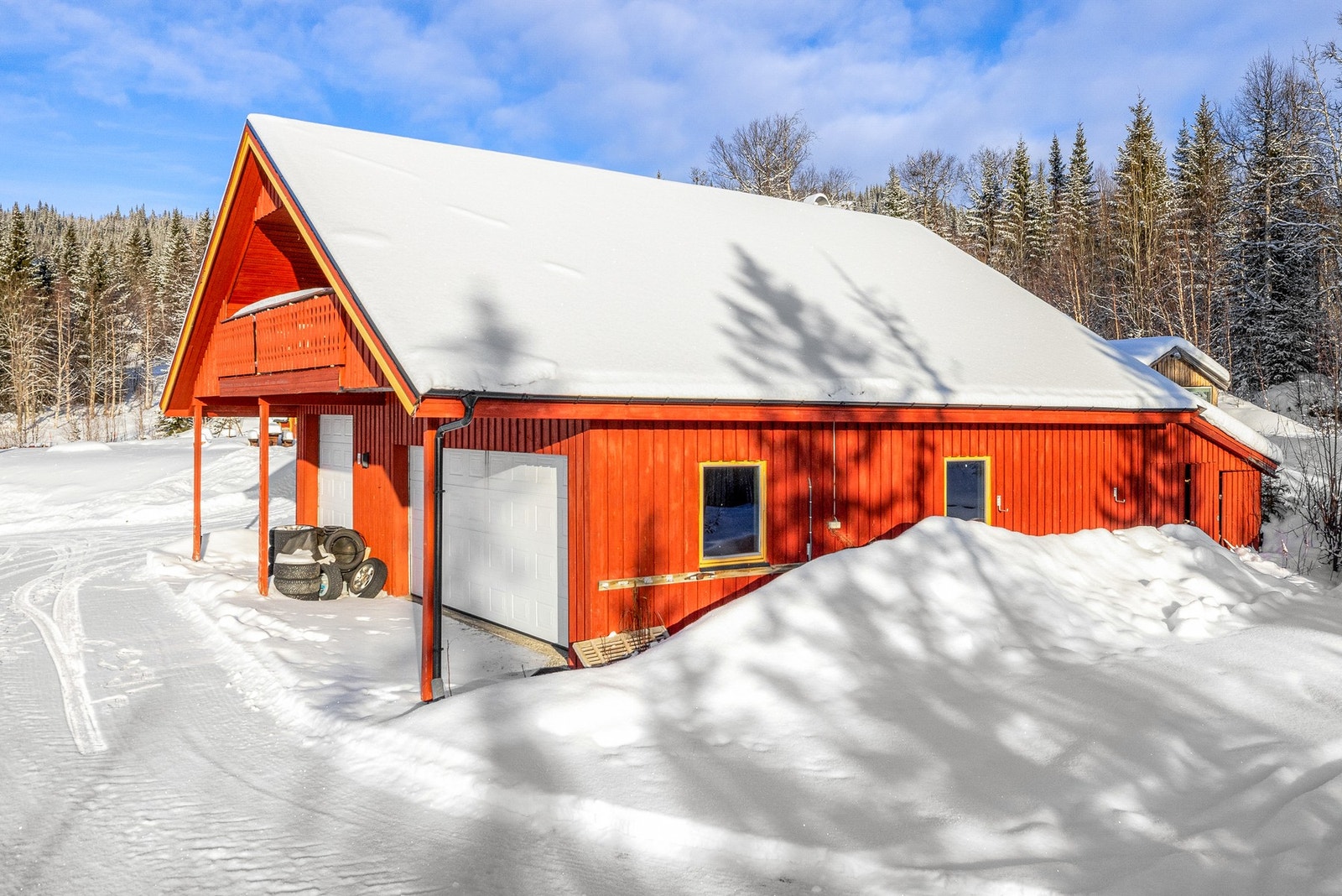 Romslig garasje med gode bruksmuligheter Galleribilde
