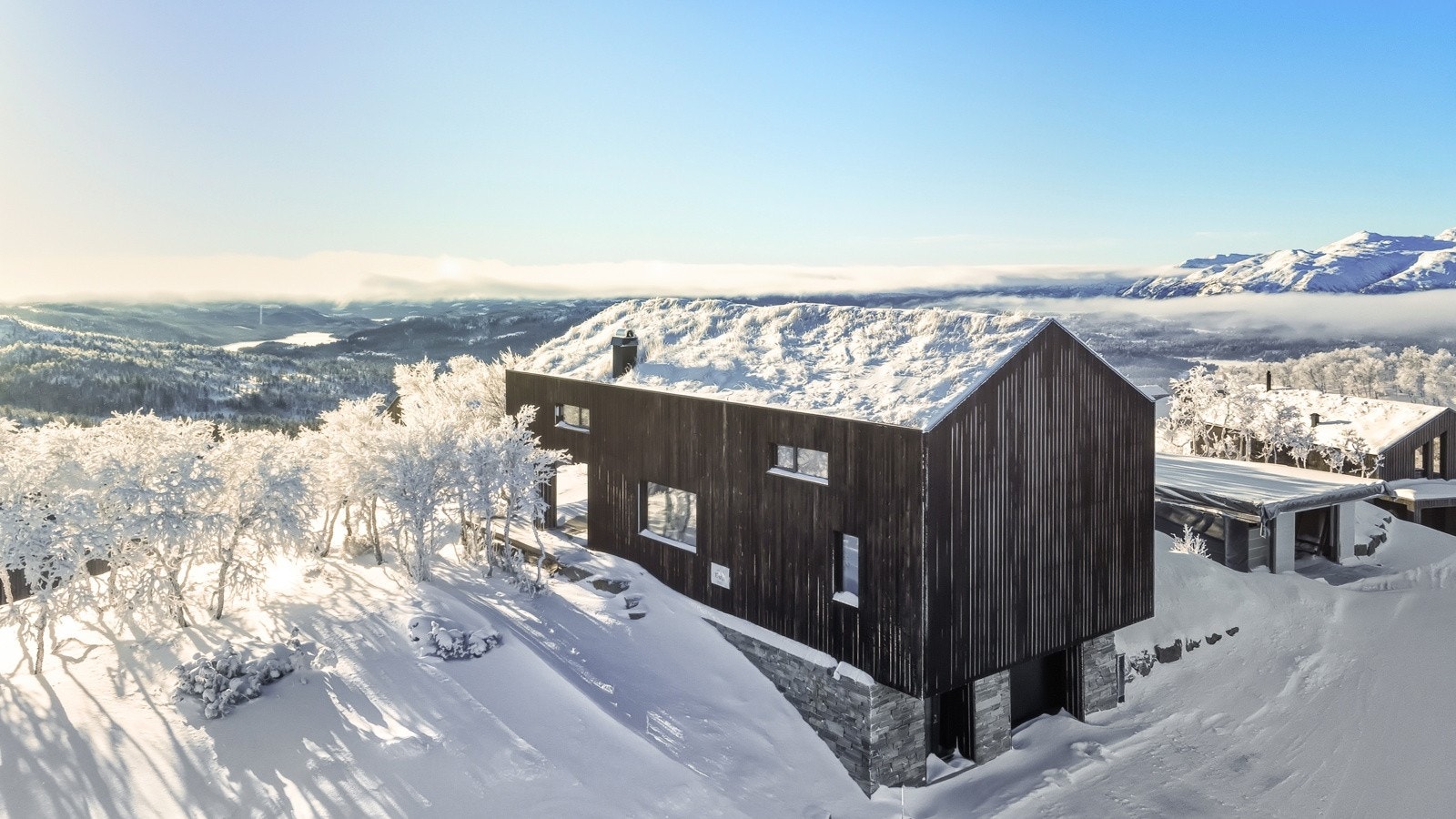 Privatmegleren har gleden av å presentere Toppen 3 - En meget flott, ny hytte beliggende på toppen av Holtardalen/Silkedalen! Galleribilde
