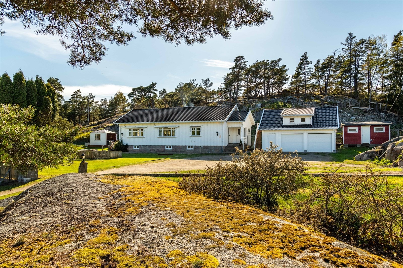 Småbruksdrømmen venter i Botneveien 178, en vakker eiendom på idylliske Kirkøy. Foto: Steffen Larsen Galleribilde