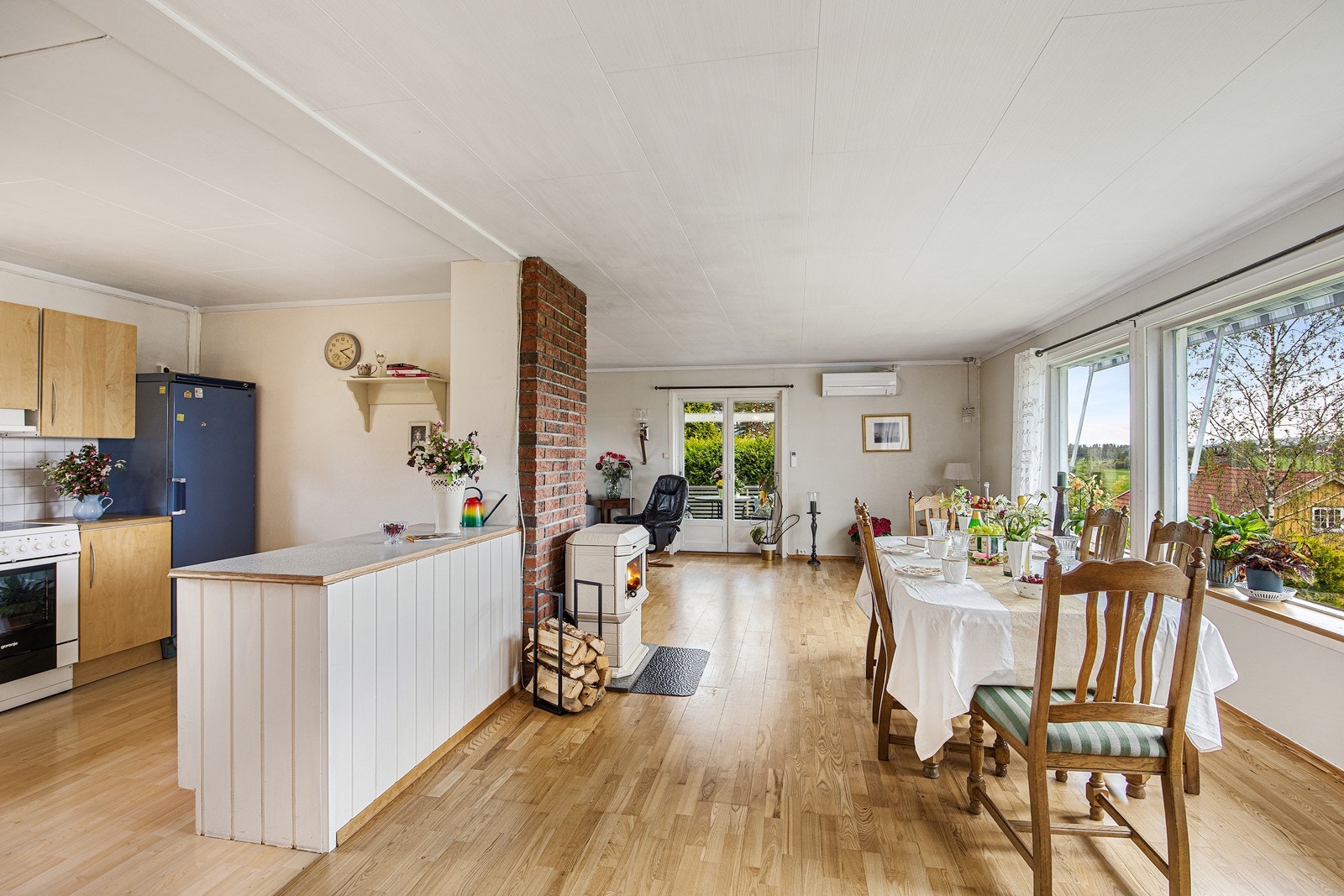 I overgangen til stuen har kjøkkenet en smart barløsning, perfekt til måltider og gode samtaler, men også for lekselesing mens middagen tilberedes. Galleribilde