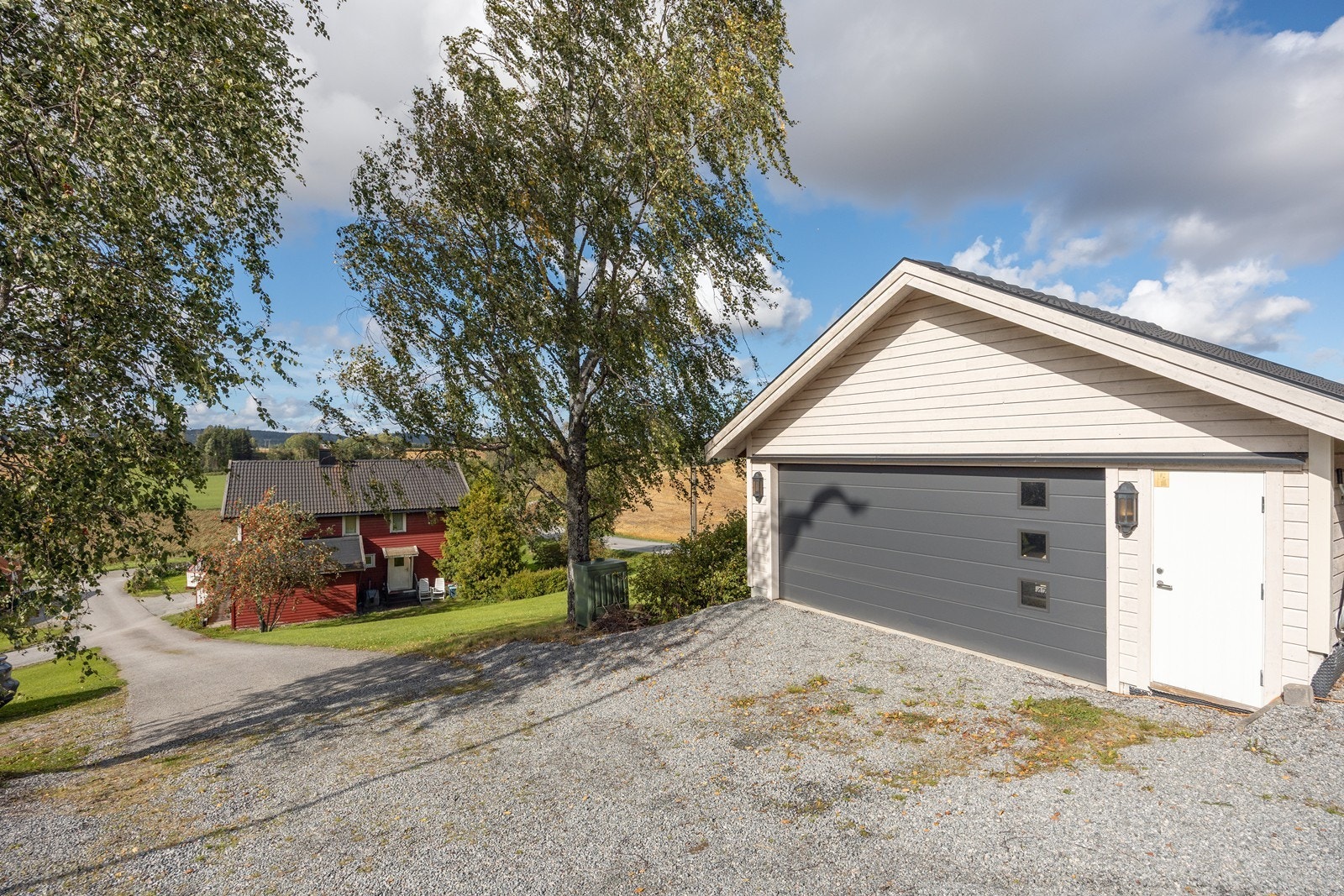 Det er parkering i to garasjer, hvor en er bygd inntil huset. Den andre er en isolert og frittstående dobbelgarasje fra 2020, med sidedør og elektrisk portåpner. Galleribilde