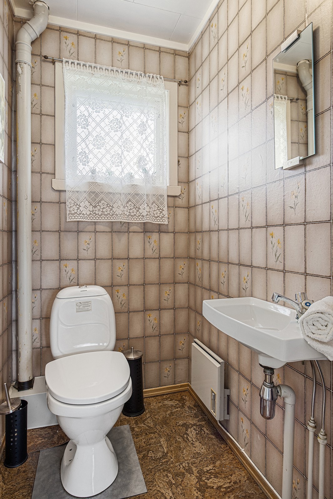 Wc-rommet er innredet med vinylfliser på gulvet og våtromstapet på veggene. Galleribilde