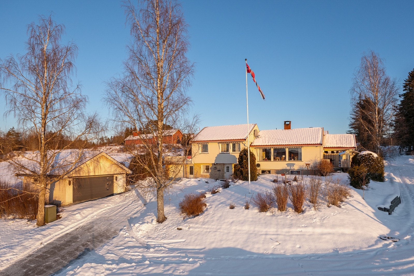På inngangssiden har tomten et singlet gårdsrom med innslag av belegningsstein. Galleribilde