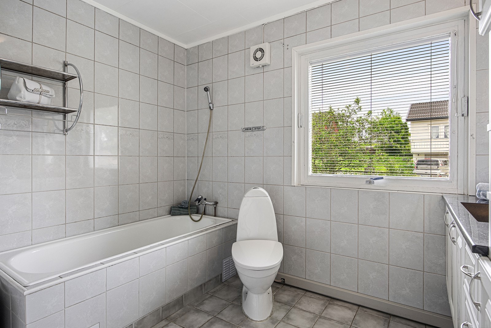 På badet er det både et spakabinett med takdusj og et innfliset badekar med dusjløsning. Galleribilde