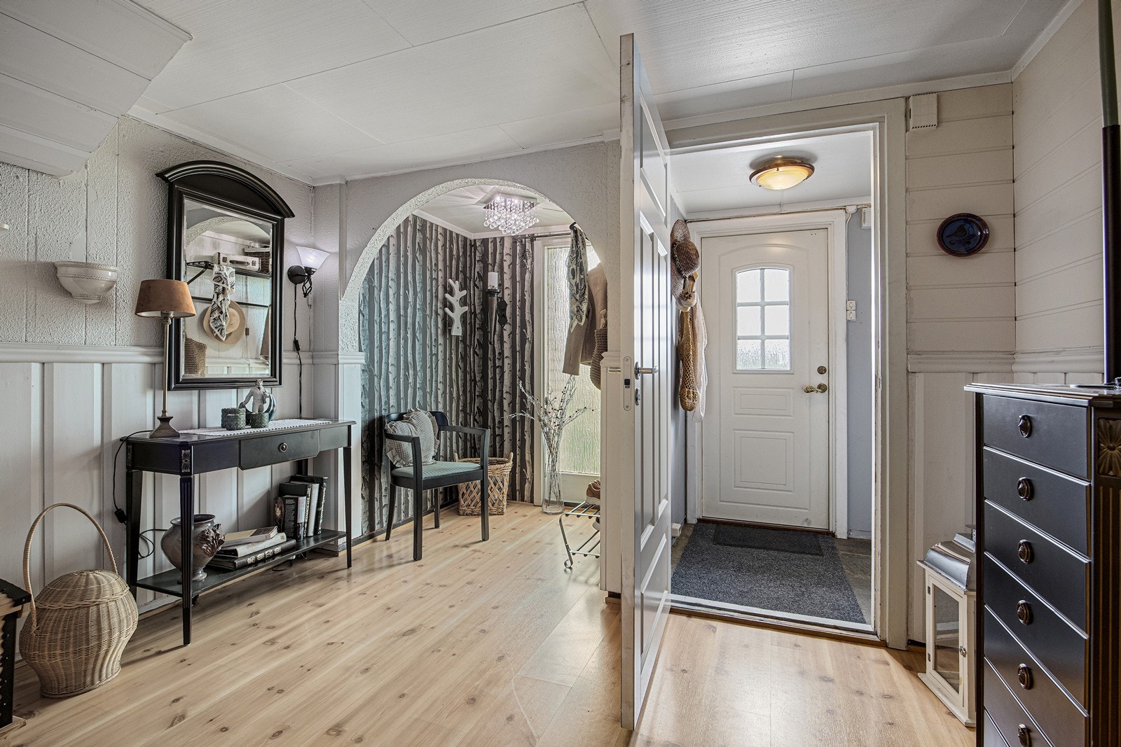 Vel inne passer det fint å innrede med knagger og skohyller i et lite vindfang. Galleribilde