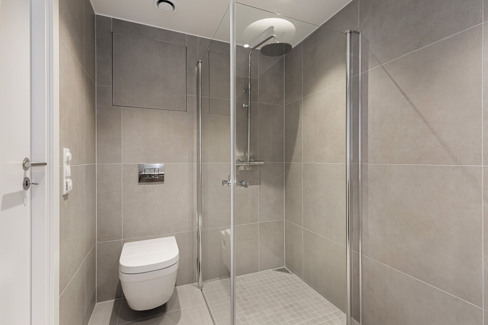 Badet er utstyrt med dusjhjørne med regndusj Galleribilde
