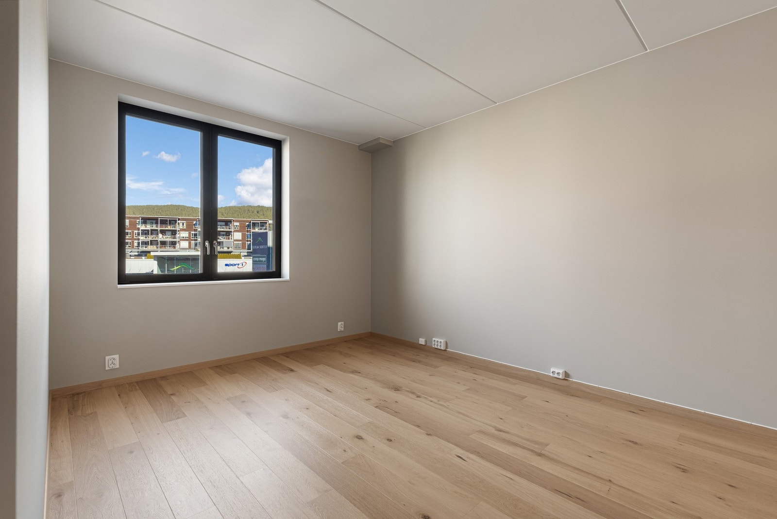 Soverom med plass til dobbeltseng og oppbevaring Galleribilde