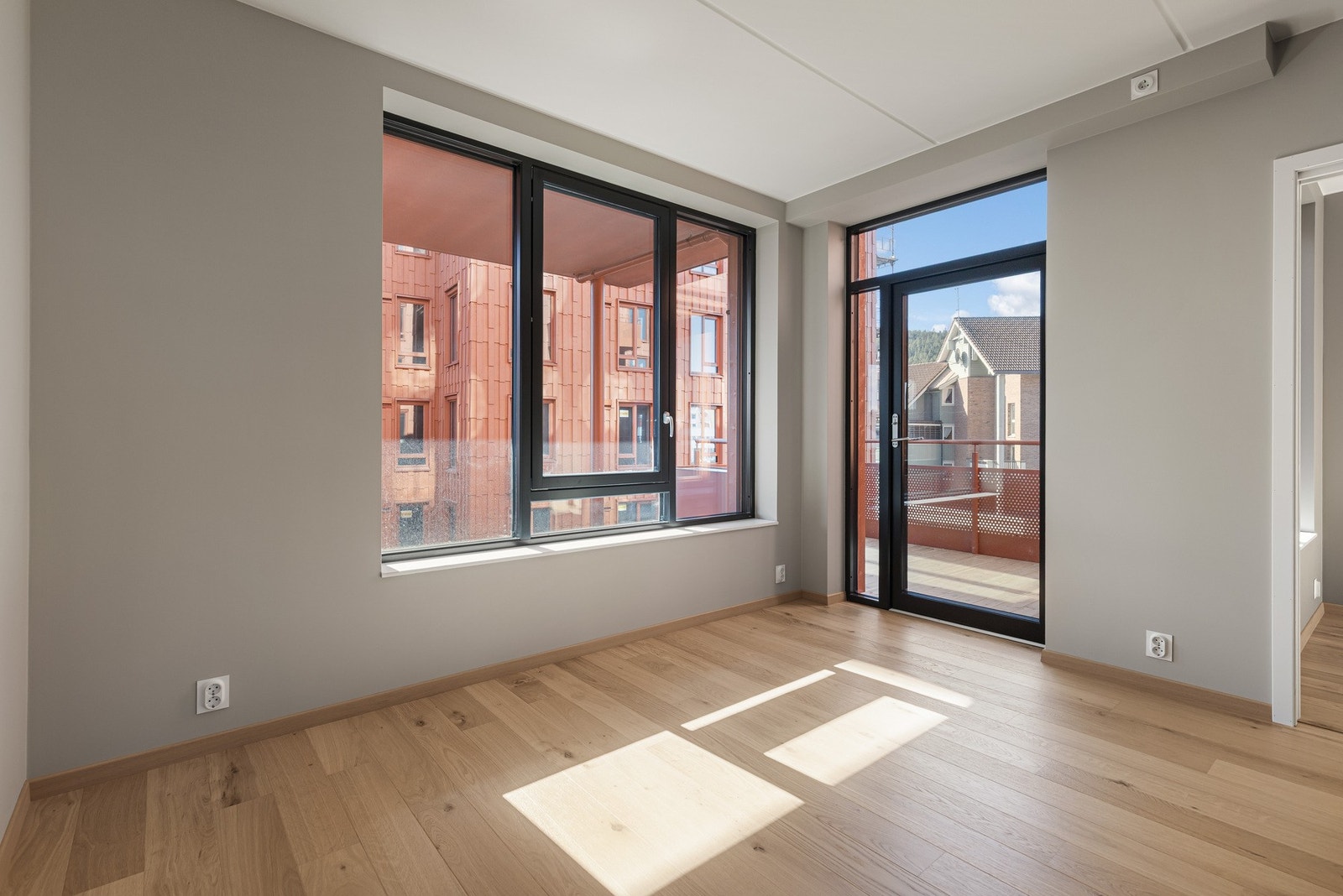 Fra stuen har du tilgang ut til balkongen Galleribilde