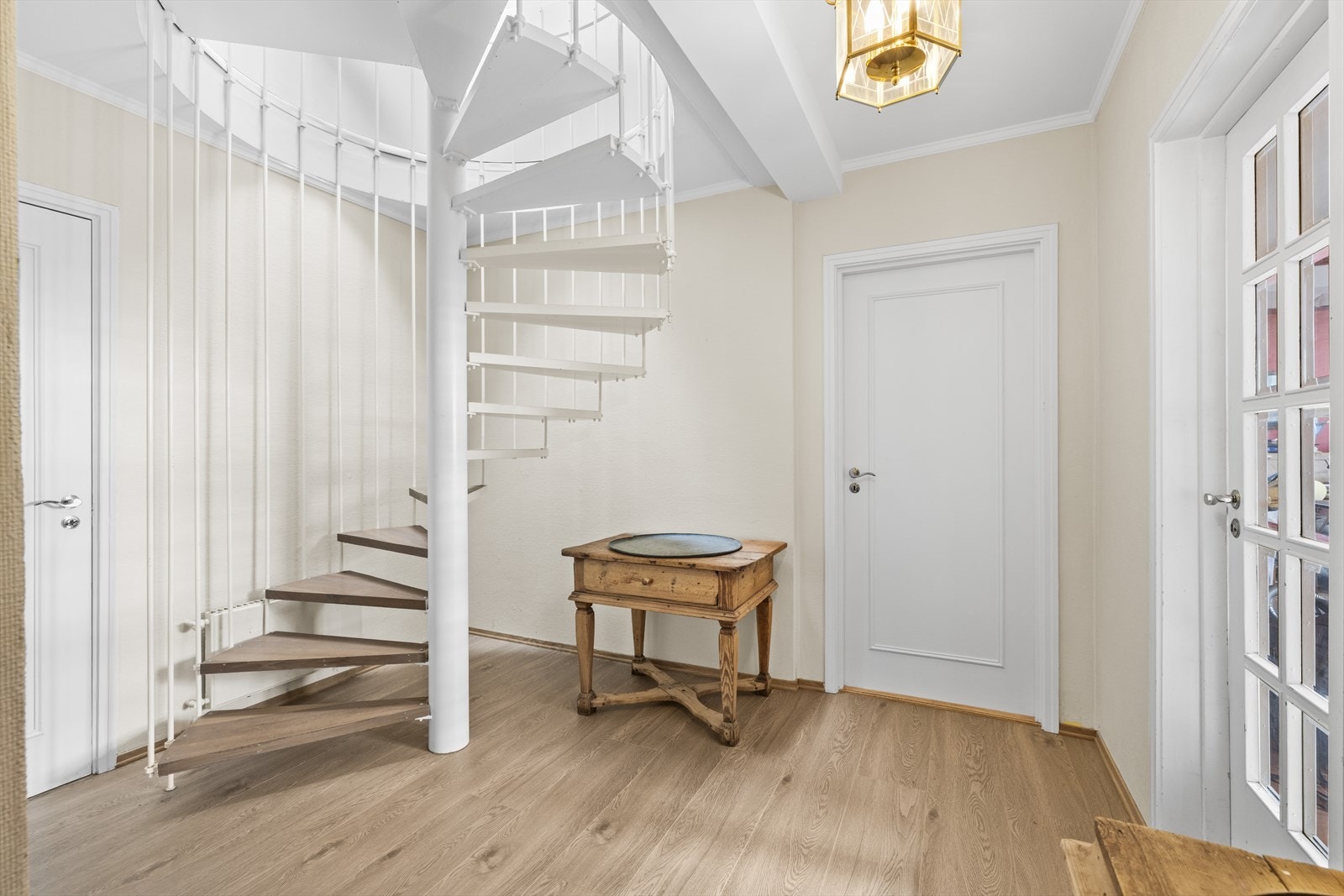 Trappehall med bl.a. direkte adkomst fra garasjen Galleribilde