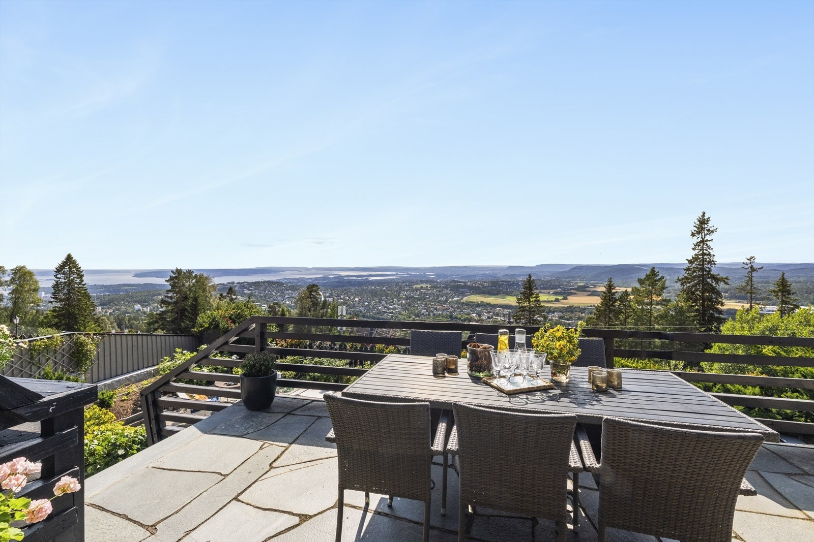 Usjenert terrasse med topp solforhold Galleribilde