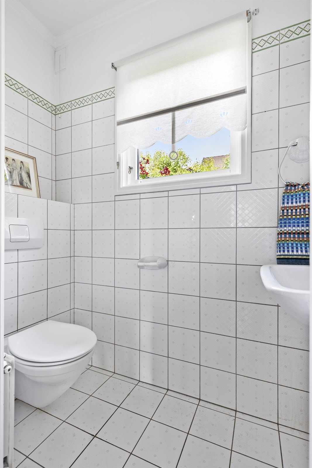 Ved inngangen er det en stor garderobe og et praktisk toalettrom Galleribilde