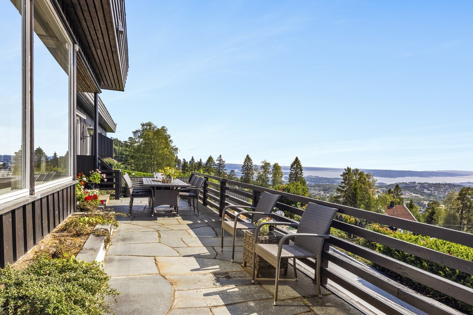 Terrasse i støpte betongkonstruksjoner belagt med skifer Galleribilde