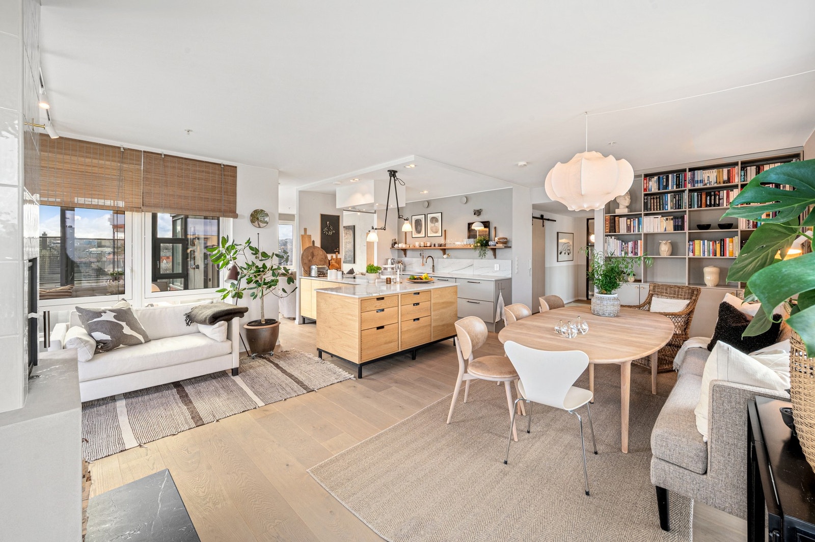 Dette er et fantastisk allrom med både kjøkkensone, spisestue og peis. Galleribilde