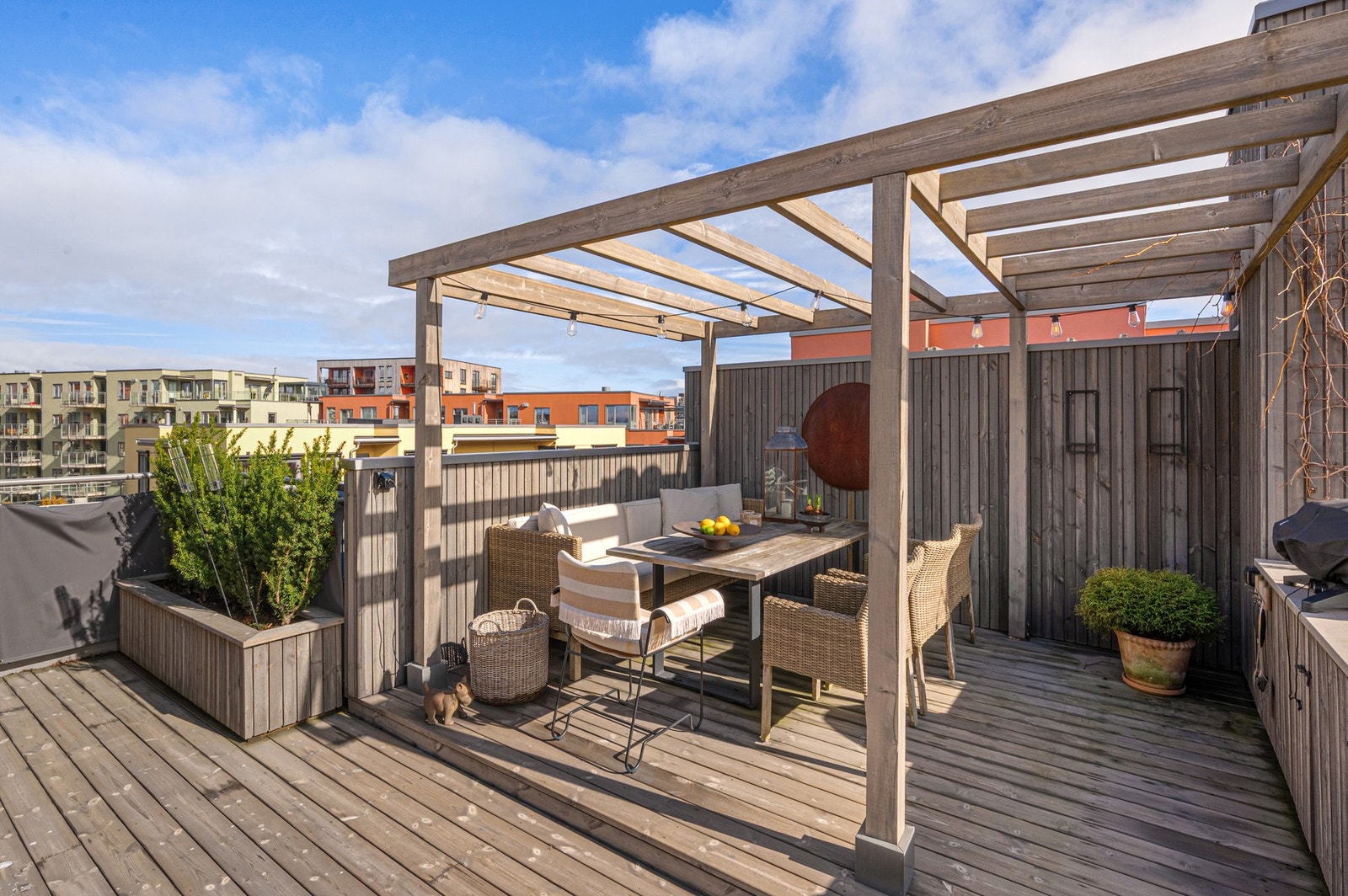 På takterrsassen får du en flott sittegruppe med pergola og utekjøkken som er ypperlig å benytte I sommerhalvåret. Galleribilde