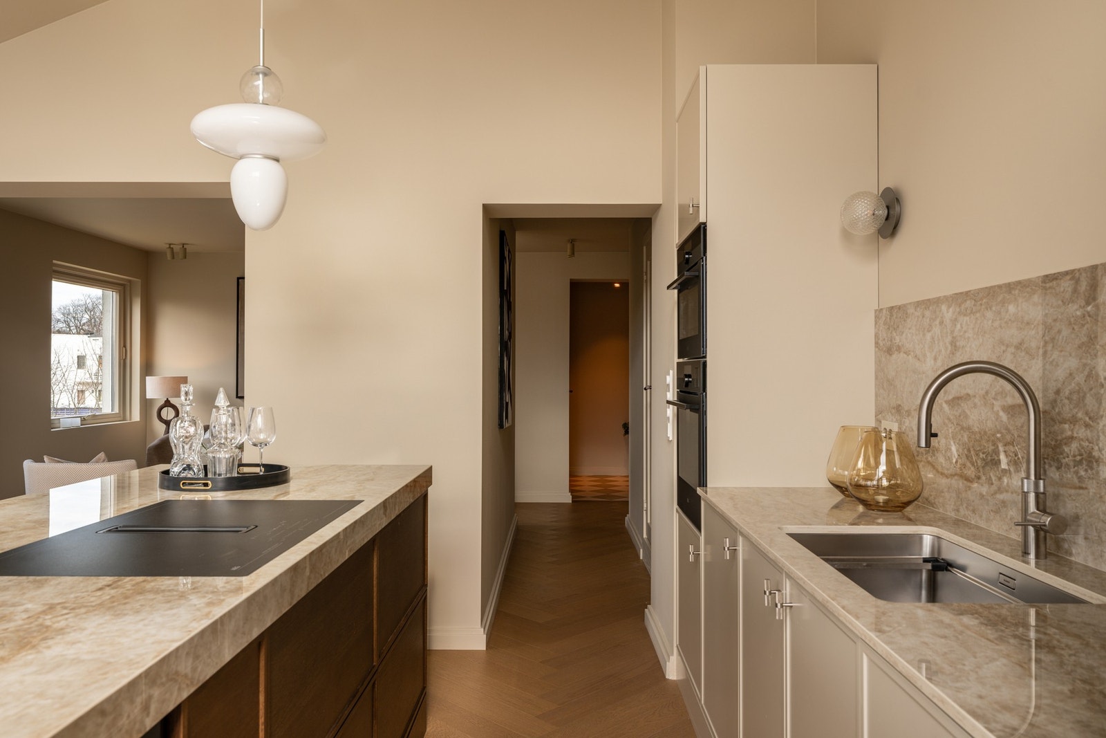 Dekton splashback 60 cm - Ned til venstre har du vinskap som tar ca 48 flasker Galleribilde
