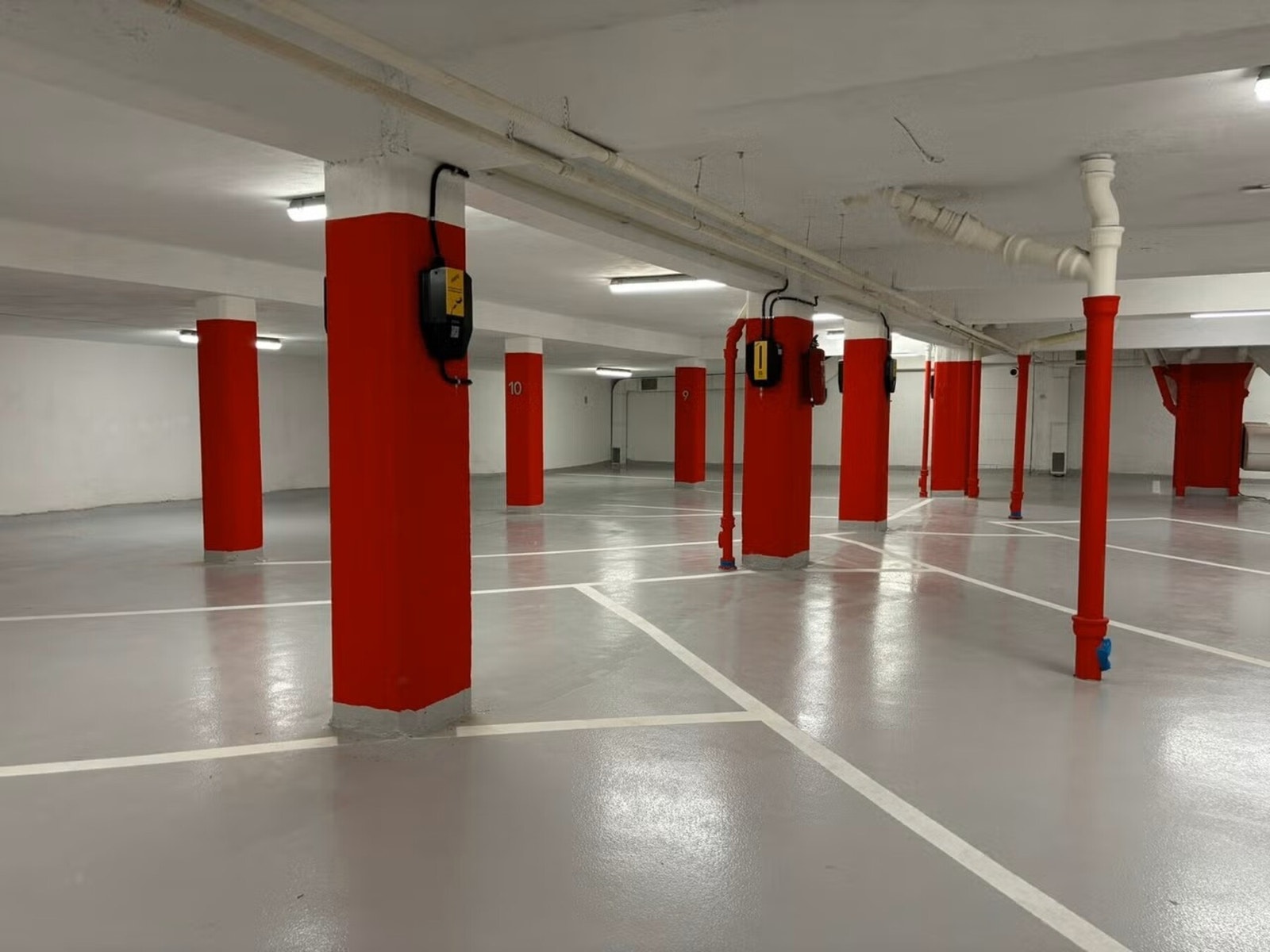 Garasjeanlegget er oppusset i 2024 med nytt dekke på gulv, malte vegger/søyler m.v., ny belysninger. Garasjeanlegget har to porter slik at man benytter en port til innkjøring og en til utkjøring. Galleribilde
