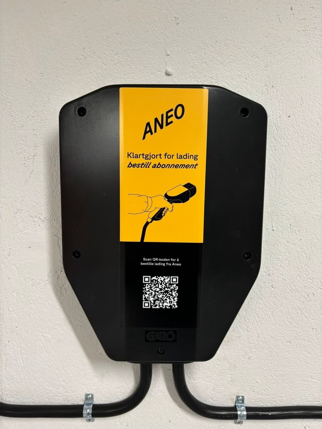 Alle plassene er utstyrt med EL-bil lader fra ANEO. Eier av plassen inngår direkte avtale med ANEO for opprettelse av abonnement. Galleribilde