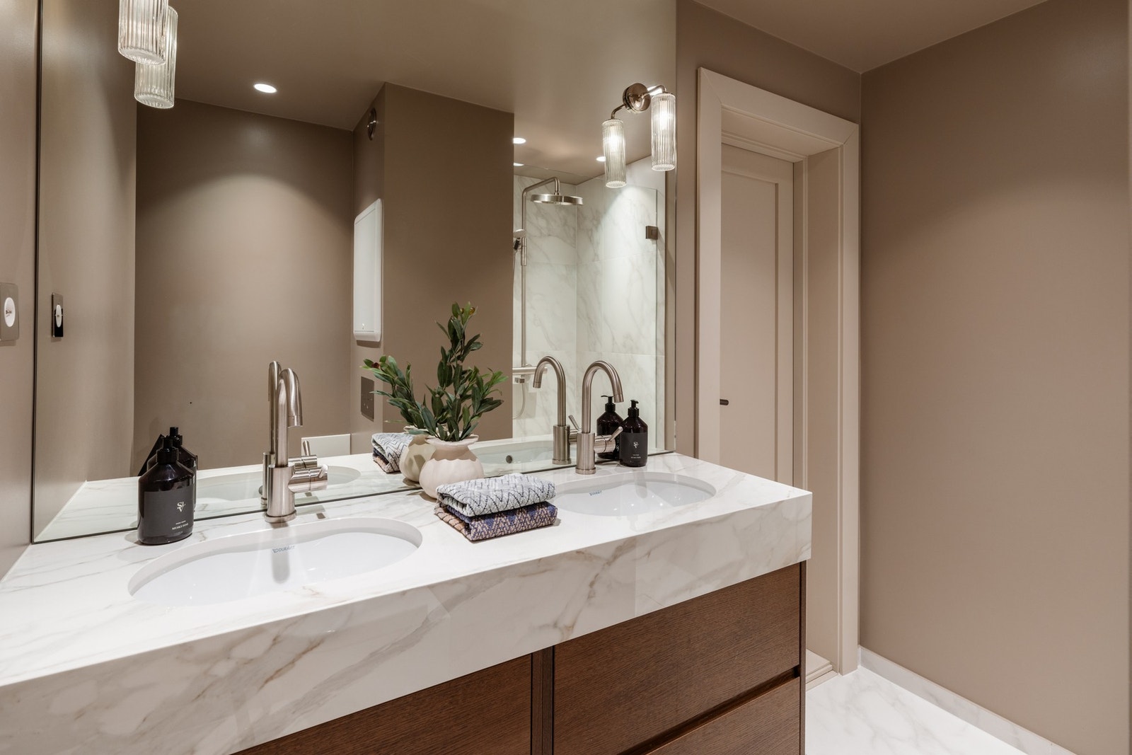 Vasken er på mål og bygd av naturstein, montering med dekton polert benkeplate Galleribilde