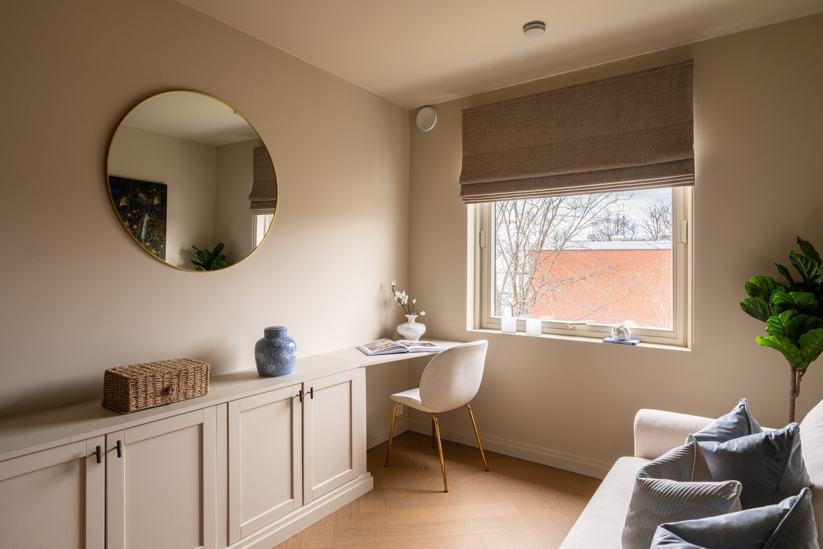 Innebygd skap og kommode for optimal utnyttelse. Liftgardin på mål, lystett Galleribilde