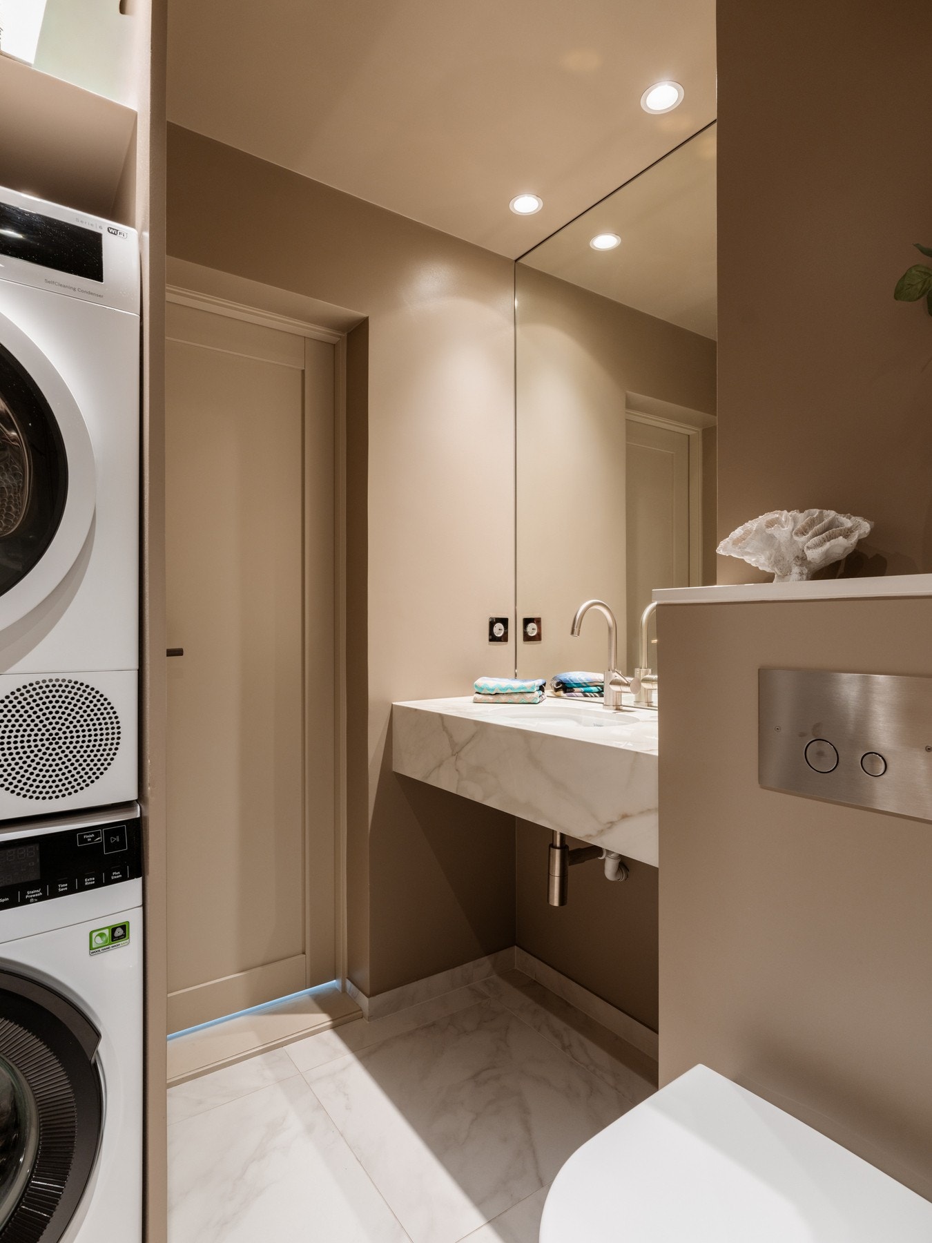 Vasken er på mål og bygd av naturstein montering med dekton benkeplate Galleribilde