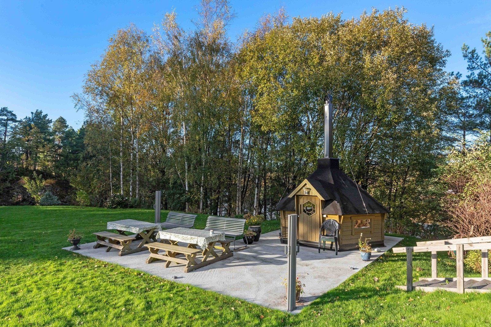 Hyggelig uteplass på felles tomt Galleribilde