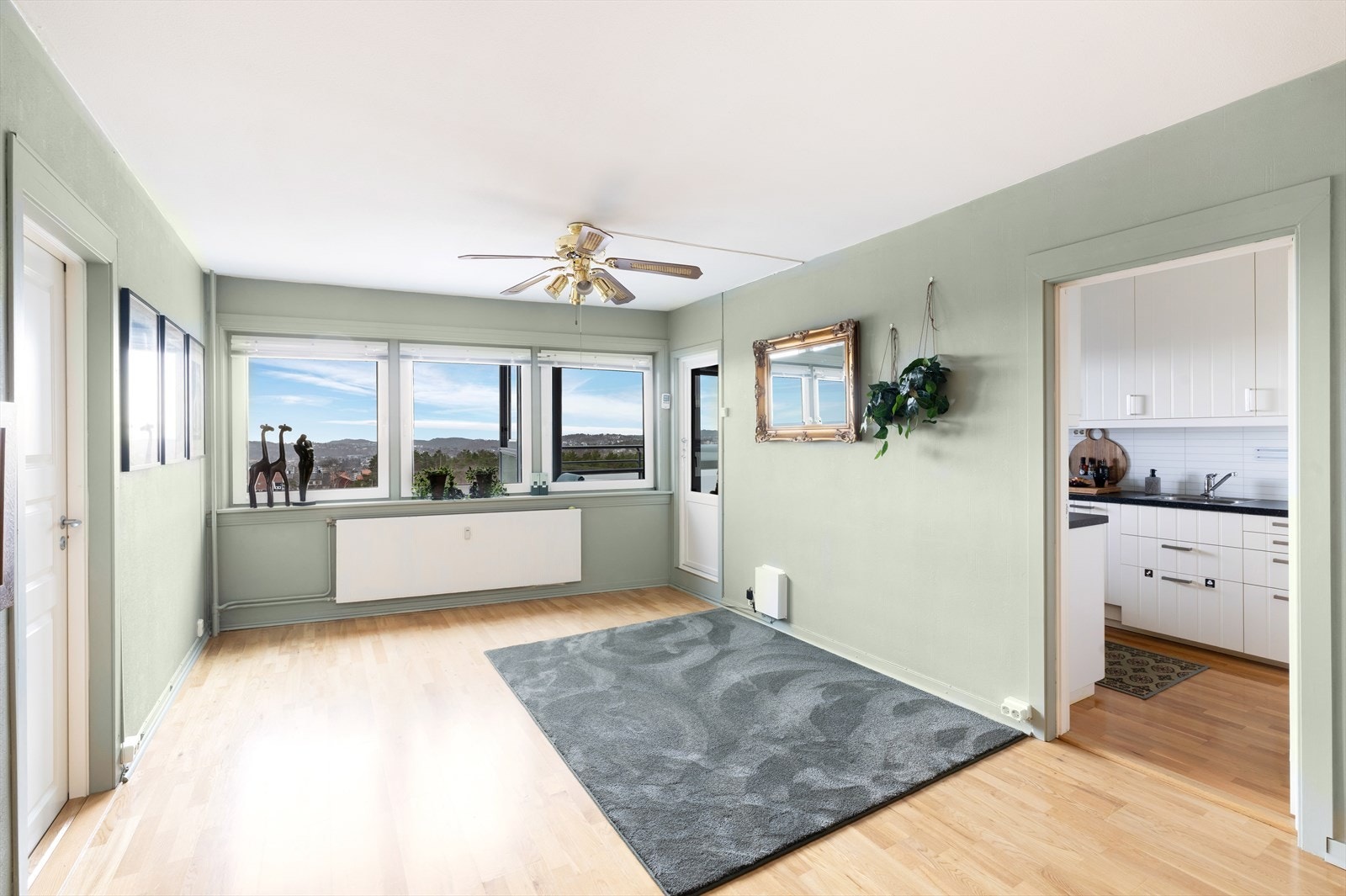 Stue med god plass til sofagruppe Galleribilde