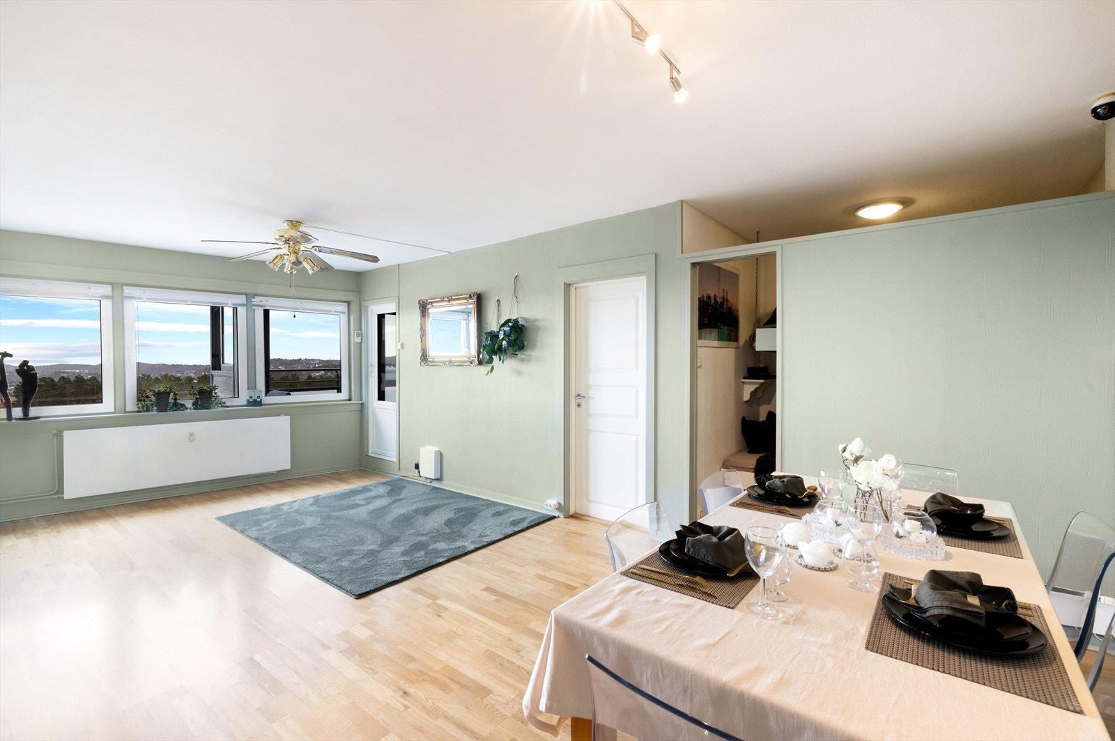 Nydelig stue som er nylig malt i fargen Timian-Aura. Utgang til solrik og innglasset balkong. Galleribilde