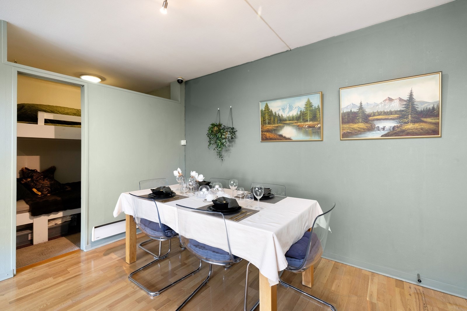 Stue sett inn mot sovealkove Galleribilde