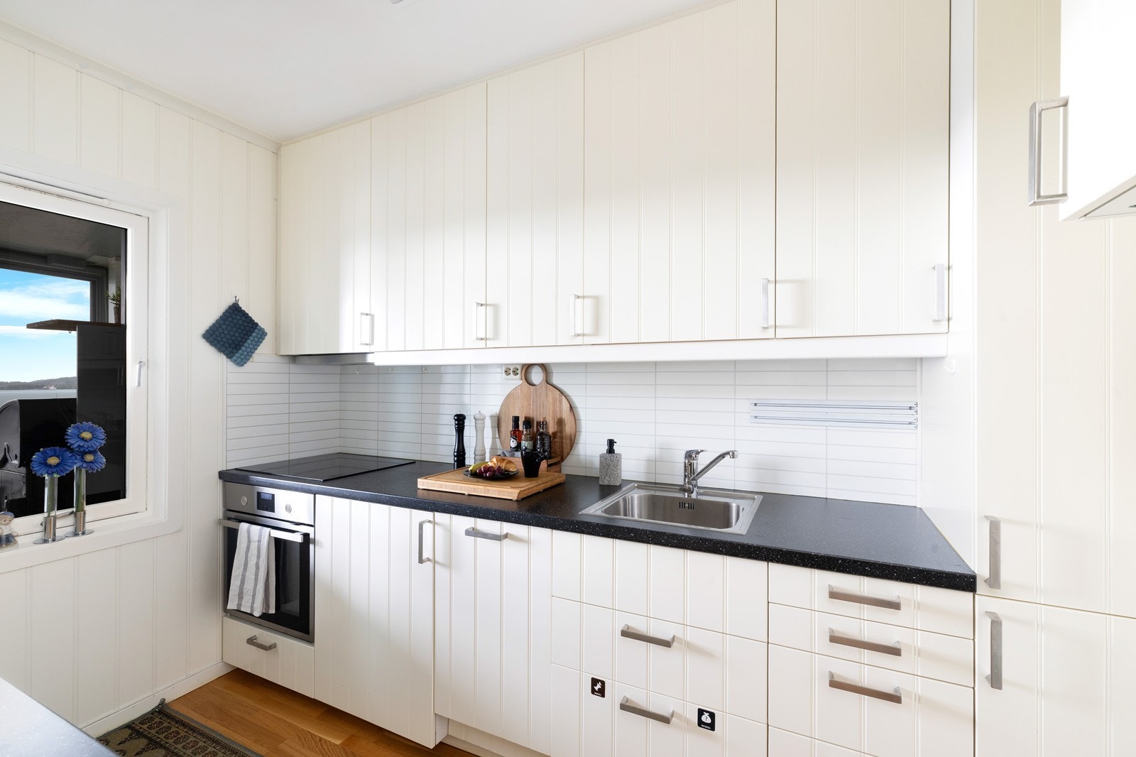 Kjøkken med mye skap- og benkeplass Galleribilde