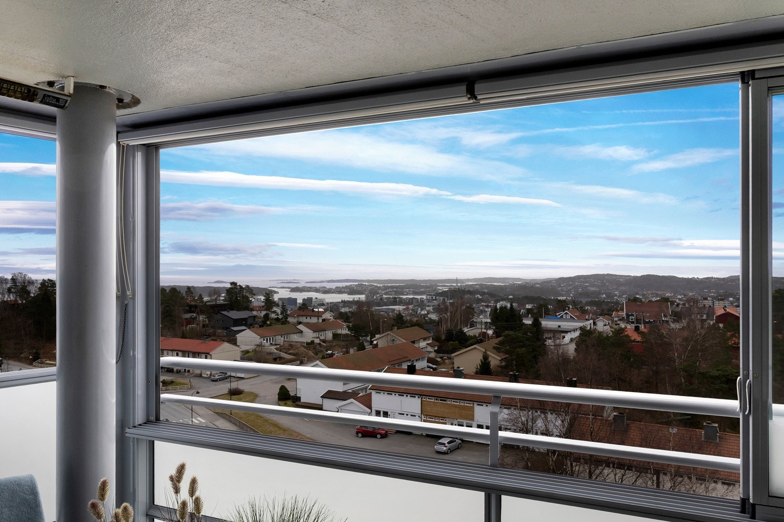 Eiendomsmegler Norge ved Henrik Lossius ønsker deg velkommen til Slettheiveien 66! Galleribilde